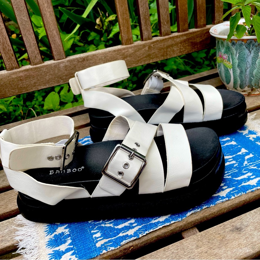 White platform Strappy Sandals 🤍🖤🤍 punk vibes!
